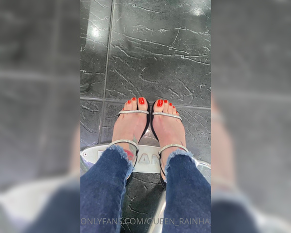 Queen Rainha aka Queen_rainha_ OnlyFans - For you New Color (Google translate People kept watching me filming my feet  Going to the salo