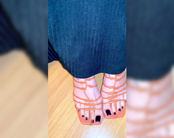 Queen Rainha aka Queen_rainha_ OnlyFans - I love these sandals, they are very stylish You like Schutz Amo essa sandlia, ela tem muito esti