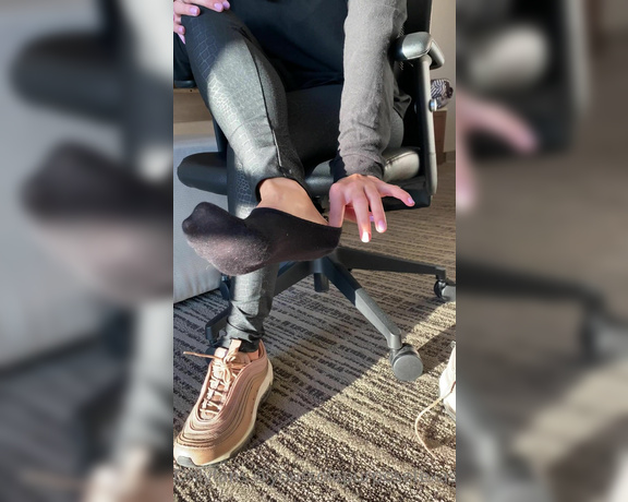 Sole Purpose Texas Feet aka Solepurposetexasofficial Onlyfans - Who wants to worship these sweaty soft soles