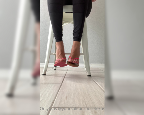 Sole Purpose Texas Feet aka Solepurposetexasofficial Onlyfans - Flip flop content seem to get you all hard! Cum to my feet now!!