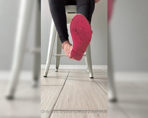 Sole Purpose Texas Feet aka Solepurposetexasofficial Onlyfans - Flip flop content seem to get you all hard! Cum to my feet now!!