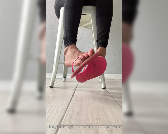 Sole Purpose Texas Feet aka Solepurposetexasofficial Onlyfans - Flip flop content seem to get you all hard! Cum to my feet now!!