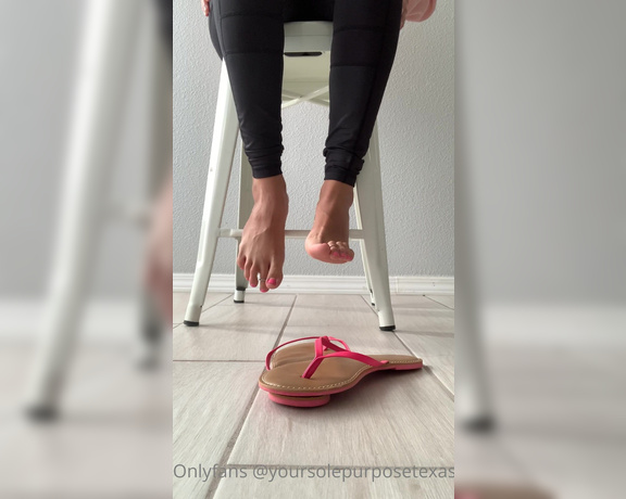 Sole Purpose Texas Feet aka Solepurposetexasofficial Onlyfans - Flip flop content seem to get you all hard! Cum to my feet now!!