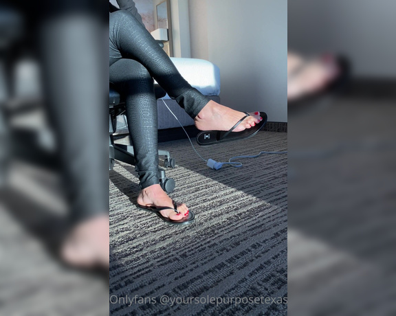 Sole Purpose Texas Feet aka Solepurposetexasofficial Onlyfans - New flip flops for you to cum on You like them! Jerk to me now!