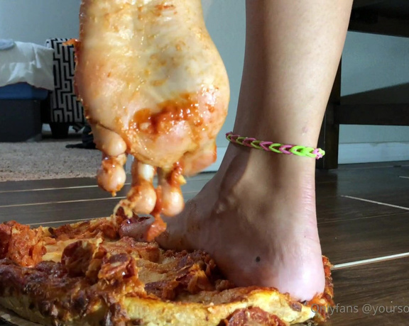 Sole Purpose Texas Feet aka Solepurposetexasofficial Onlyfans - Who wants some pizza! (The bf are the whole thing after this) good boy