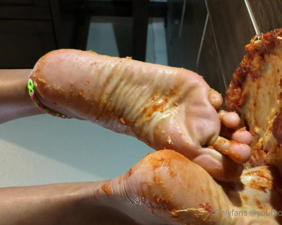 Sole Purpose Texas Feet aka Solepurposetexasofficial Onlyfans - Who wants some pizza! (The bf are the whole thing after this) good boy