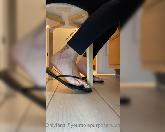 Sole Purpose Texas Feet aka Solepurposetexasofficial Onlyfans - Who wants to cum all of my toes in these flip flops