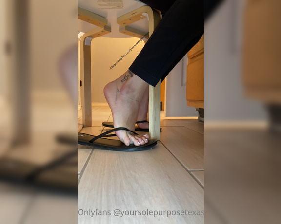 Sole Purpose Texas Feet aka Solepurposetexasofficial Onlyfans - Who wants to cum all of my toes in these flip flops