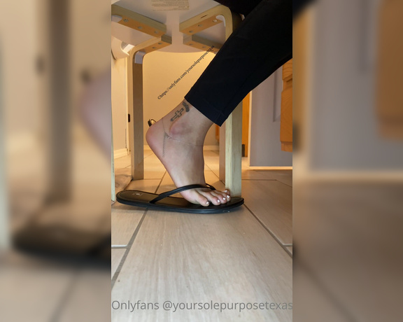 Sole Purpose Texas Feet aka Solepurposetexasofficial Onlyfans - Who wants to cum all of my toes in these flip flops