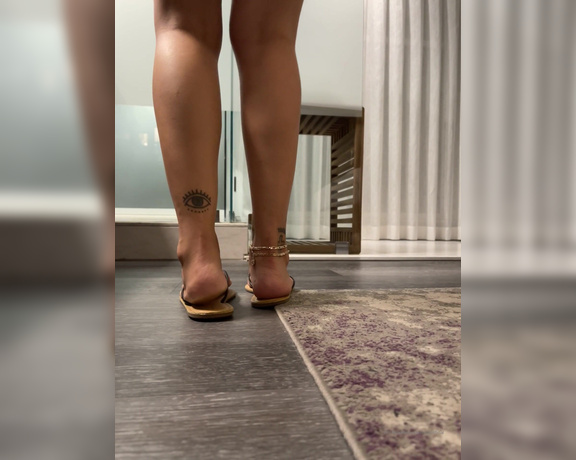 Sole Purpose Texas Feet aka Solepurposetexasofficial Onlyfans - Flip flop play to make your day!