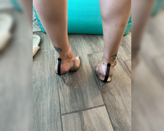 Sole Purpose Texas Feet aka Solepurposetexasofficial Onlyfans - I want you to jerk your cock as I try in these heels for you