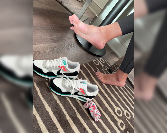 Sole Purpose Texas Feet aka Solepurposetexasofficial Onlyfans - Sweaty feet fresh out of my shoes and socks