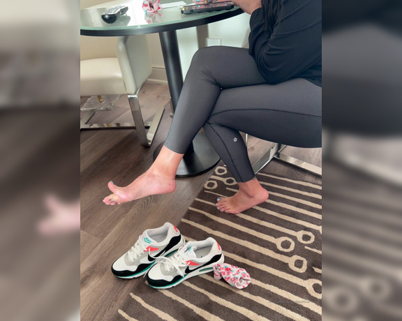 Sole Purpose Texas Feet aka Solepurposetexasofficial Onlyfans - Sweaty feet fresh out of my shoes and socks