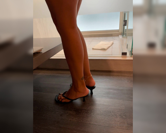 Sole Purpose Texas Feet aka Solepurposetexasofficial Onlyfans - Jerk your cock on the floor as I get ready