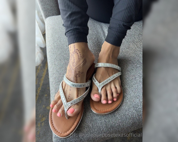 Sole Purpose Texas Feet aka Solepurposetexasofficial Onlyfans - I love the way my feet look with this color