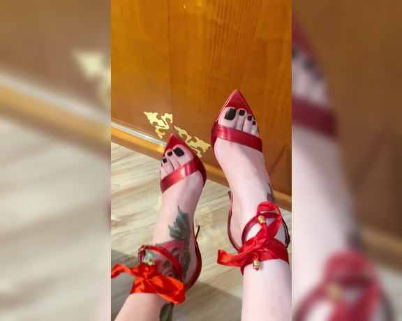 Queen Rainha aka Queen_rainha_ OnlyFans - New sandal Gift from a subscriber Sandlia nova Presente de um inscrito