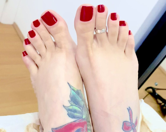 Queen Rainha aka Queen_rainha_ OnlyFans - I love my long toes Eu amo meus dedos longos