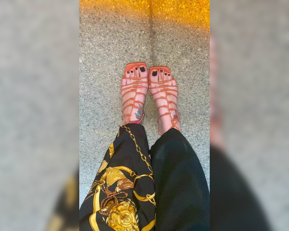 Queen Rainha aka Queen_rainha_ OnlyFans - On the street Im chic and elegant, on the internet Im a bitchNa rua eu sou chique e elegante,