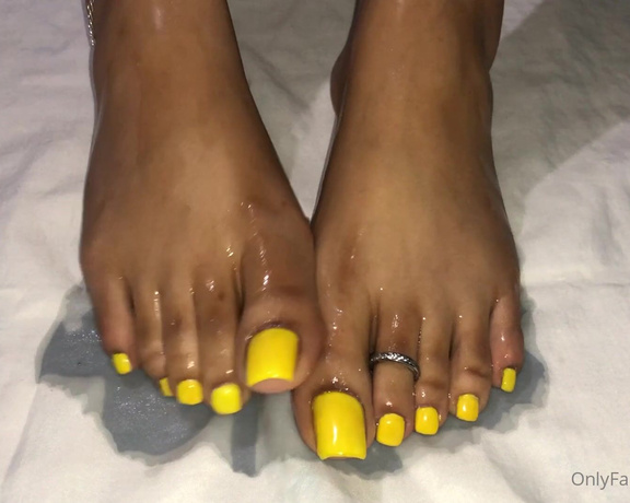 RossieM aka Rossieft OnlyFans - Oily yellow toes