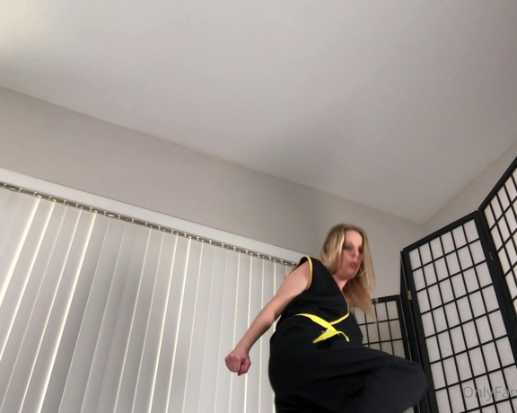 Roxie Rae aka Roxierae OnlyFans - I am here to entertain Today i had to shoot a karate custom clip, making Bruce lee noises About