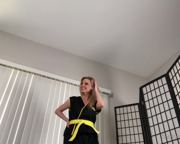 Roxie Rae aka Roxierae OnlyFans - I am here to entertain Today i had to shoot a karate custom clip, making Bruce lee noises About