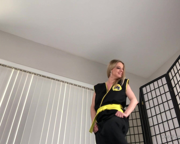 Roxie Rae aka Roxierae OnlyFans - I am here to entertain Today i had to shoot a karate custom clip, making Bruce lee noises About