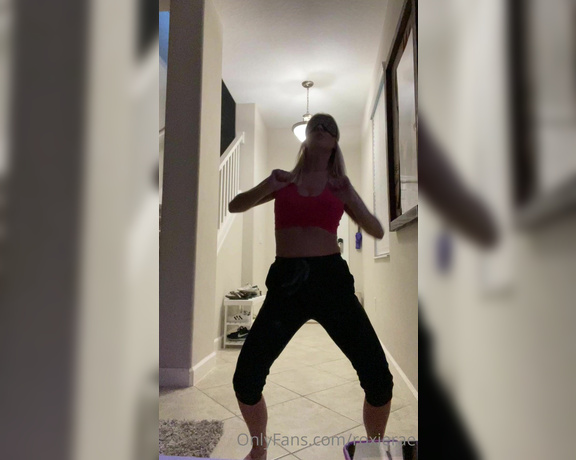 Roxie Rae aka Roxierae OnlyFans - I can’t dance but here you go me doing the couples dance challenge as a solo & i did it with Cov