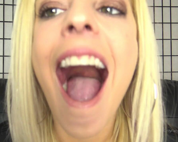 Roxie Rae aka Roxierae OnlyFans - Watch my wet and slutty mouth tour with dirty talk Get deep inside my mouth