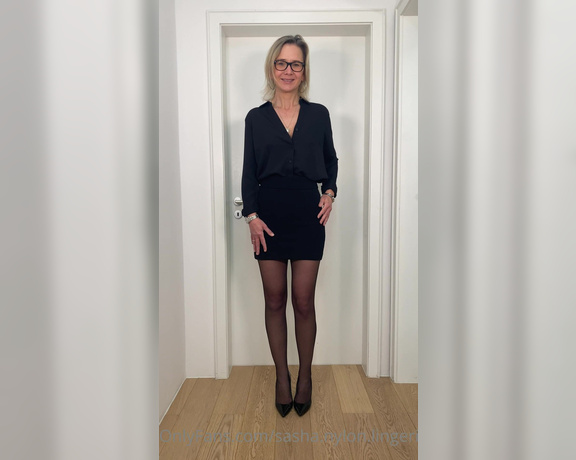 Sasha Nylon Lingerie aka Sashanylonlingerie OnlyFans - Vom braven Bromdchen zum bsen Bromdchen From the good office girl to the bad office girl