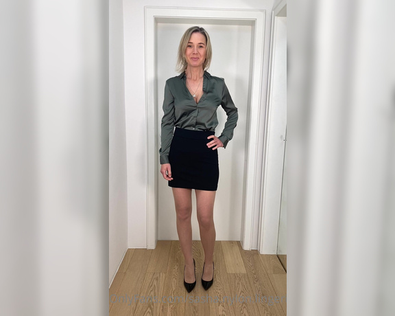 Sasha Nylon Lingerie aka Sashanylonlingerie OnlyFans - Office Outfit mit Seamless Strumpfhose in 20den, Ooops