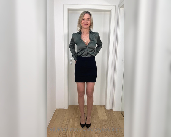 Sasha Nylon Lingerie aka Sashanylonlingerie OnlyFans - Office Outfit mit Seamless Strumpfhose in 20den, Ooops