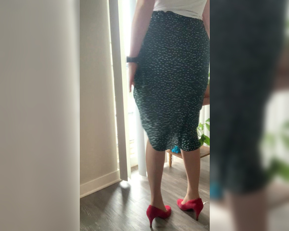 Freckled Feet aka Freckled_feet OnlyFans - POV your sexy, vintage housewife is trying to get your attention Did it work