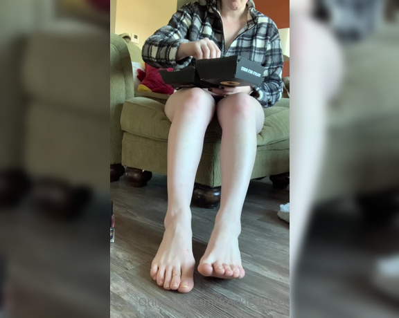 Freckled Feet aka Freckled_feet OnlyFans - Not sure if this is something you guys will like! Just me, freshly showered, eating lunch, chatting,