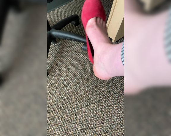 Freckled Feet aka Freckled_feet OnlyFans - Y’ALL Meetings are SO BORING