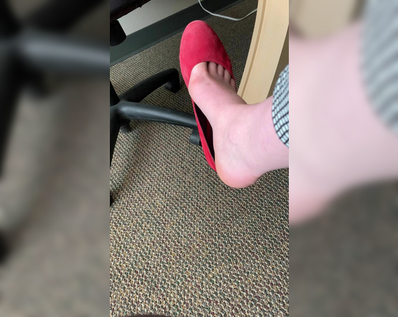 Freckled Feet aka Freckled_feet OnlyFans - Y’ALL Meetings are SO BORING