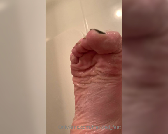 Freckled Feet aka Freckled_feet OnlyFans - Bath feet for anyone who likes wetpruney feet!