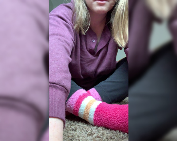 Freckled Feet aka Freckled_feet OnlyFans - I loooove fuzzy socks but I love being barefoot even more )