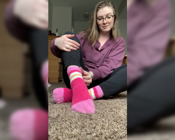 Freckled Feet aka Freckled_feet OnlyFans - I loooove fuzzy socks but I love being barefoot even more )