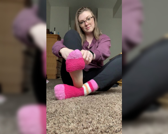 Freckled Feet aka Freckled_feet OnlyFans - I loooove fuzzy socks but I love being barefoot even more )