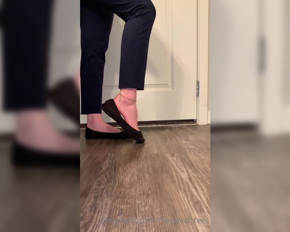 Freckled Feet aka Freckled_feet OnlyFans - Practicing my shoe play to tease people in public once the pandemic is over