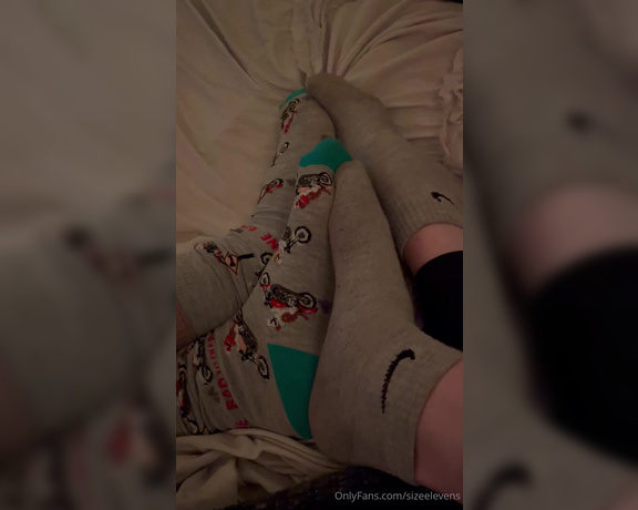 Becca Foxx Feet aka Sizeelevens OnlyFans - The pics I sneak of me and my boyfriends feet together)) 6