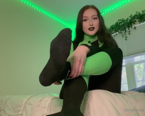 Becca Foxx Feet aka Sizeelevens OnlyFans - Shego makes you her foot bitch Wake up and worship You are now my foot bitch and belong to me