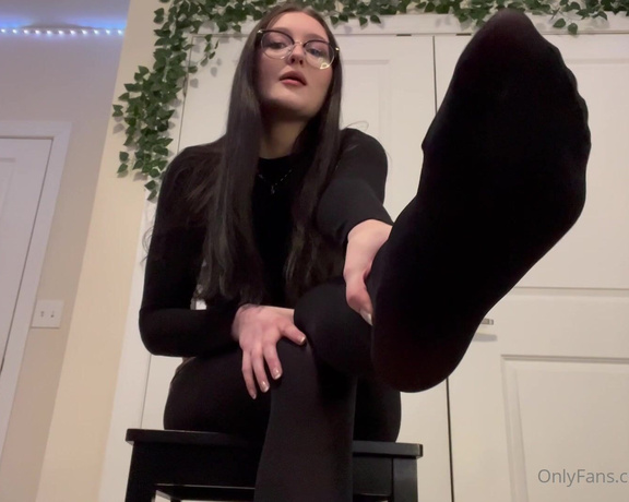 Becca Foxx Feet aka Sizeelevens OnlyFans - Mommy’s after work nylon JOI