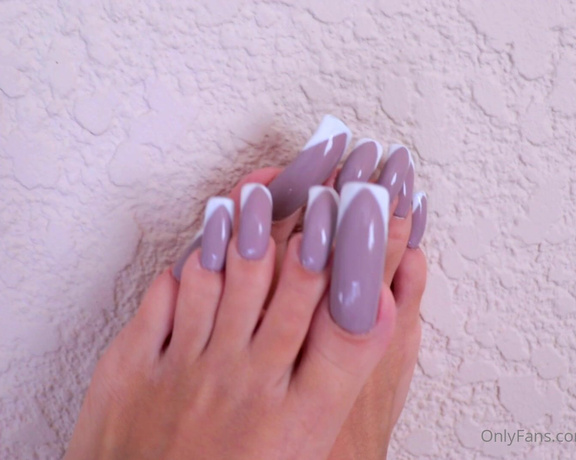 Lora Long Nails aka Loralongnails OnlyFans - FRENCH TOENAILS TAPPING I step on the wall with my feet and tap my long toenails on my nails