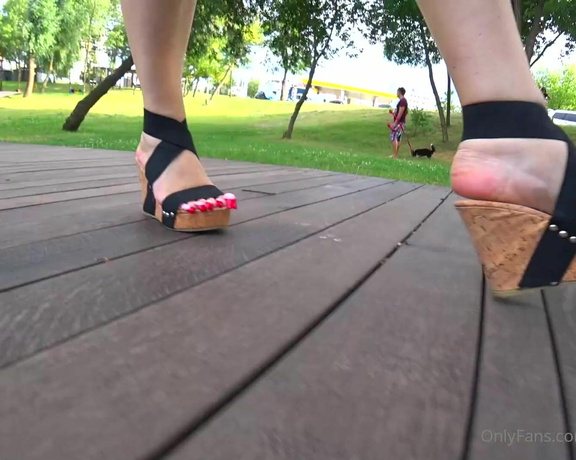 Lora Long Nails aka Loralongnails OnlyFans - Walk in the park On the legs are long nails with a French design