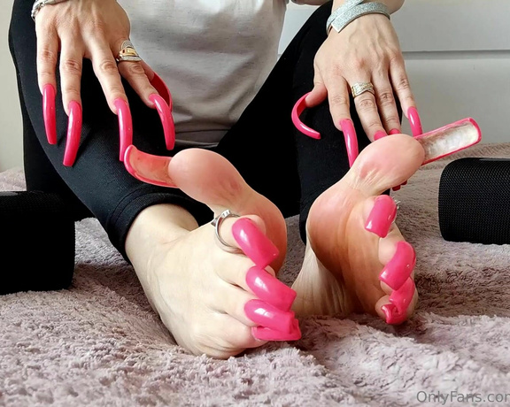 Lora Long Nails aka Loralongnails OnlyFans - Naillicious Vibes In black leggings, perched on the bed, I flaunt my feet Long, pink red nails ador