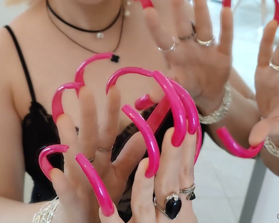 Lora Long Nails aka Loralongnails OnlyFans - Mirror Long Nails Tapping