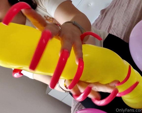 Lora Long Nails aka Loralongnails OnlyFans - Balloon GameBalloon Explosion