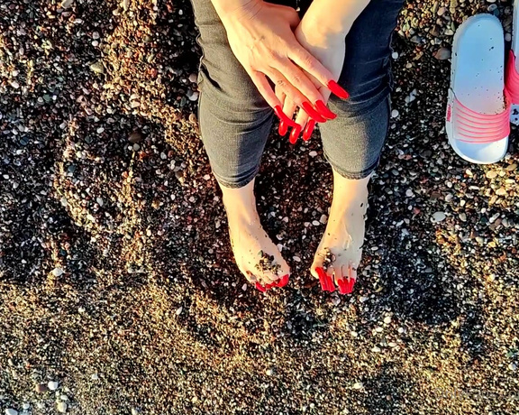 Lora Long Nails aka Loralongnails OnlyFans - LONG RED NAILS in the Sunset I sit on the beach in the rays of the setting sun Sounds of the sea,