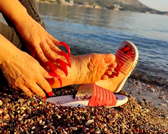 Lora Long Nails aka Loralongnails OnlyFans - LONG RED NAILS in the Sunset I sit on the beach in the rays of the setting sun Sounds of the sea,